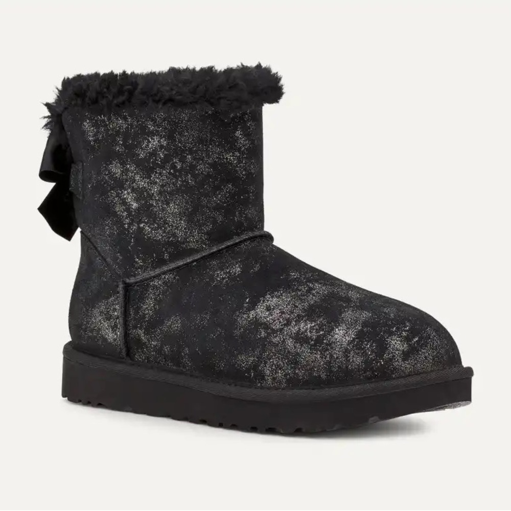 NEW! UGG Mini Bailey Bow Mini Glimmer Boots
Size 7